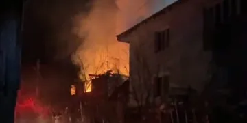 Yanan ahşap evden geriye enkazı kaldı