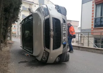 Devrilen otomobilin içinde burnu bile kanamadı