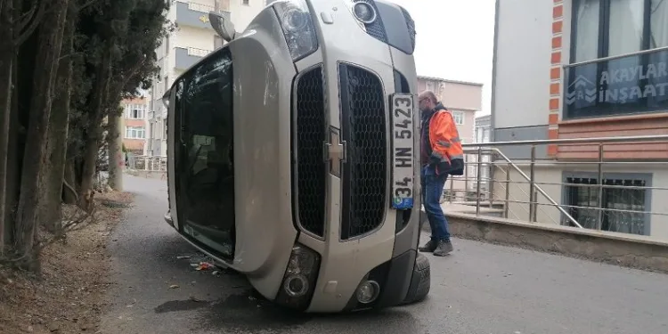 Devrilen otomobilin içinde burnu bile kanamadı
