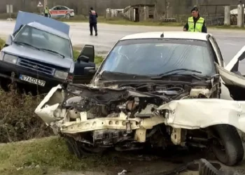 İki araç çarpışarak hurdaya döndü