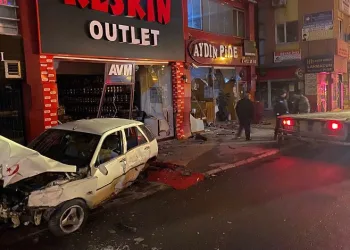 Polisten kaçan alkollü şahıs önce dükkana sonra direğe çarptı
