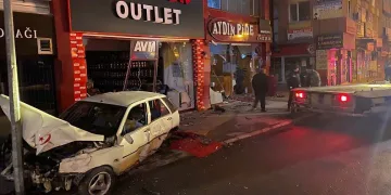 Polisten kaçan alkollü şahıs önce dükkana sonra direğe çarptı