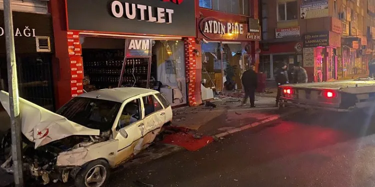 Polisten kaçan alkollü şahıs önce dükkana sonra direğe çarptı