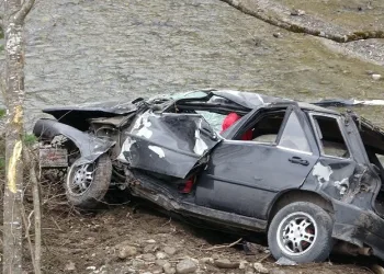 Defalarca takla atan otomobil dereye uçtu