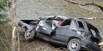 Defalarca takla atan otomobil dereye uçtu
