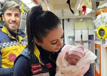 Sağlık ekipleri ambulansta doğum yaptırdı