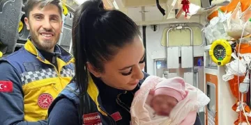 Sağlık ekipleri ambulansta doğum yaptırdı