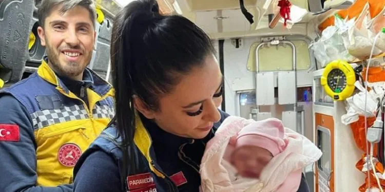 Sağlık ekipleri ambulansta doğum yaptırdı