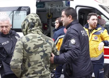 Karton toplayıcı kadını dövdürtüp videoya aldı
