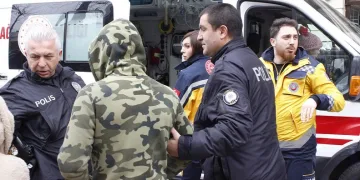 Karton toplayıcı kadını dövdürtüp videoya aldı
