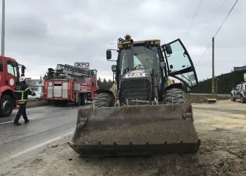 Kepçe ile ticari araç çarpıştı