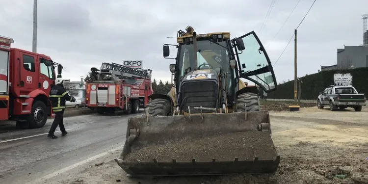 Kepçe ile ticari araç çarpıştı