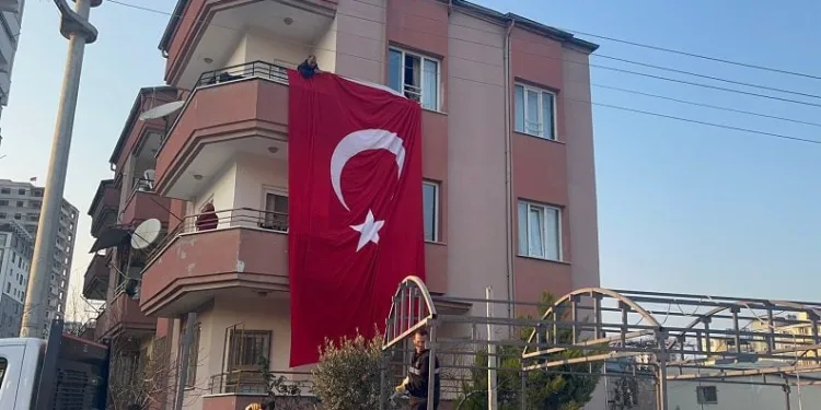 Şehit ateşi Hatay’a düştü, baba evine Türk bayrakları asıldı