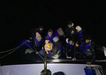 Yunan unsurlarınca ölüme terk edilen 13 kaçak göçmen kurtarıldı