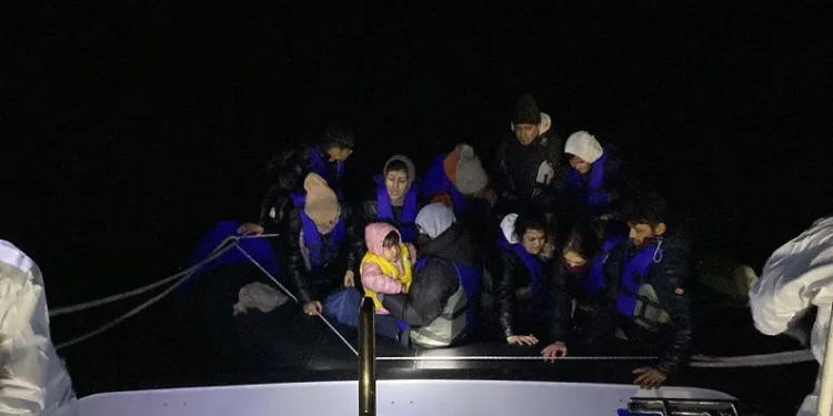 Yunan unsurlarınca ölüme terk edilen 13 kaçak göçmen kurtarıldı