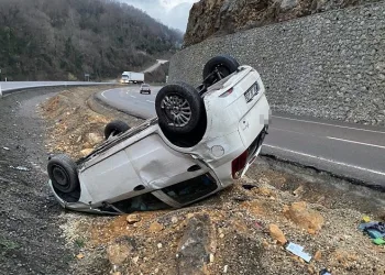 Takla atan otomobilden burunları bile kanamadan çıktılar