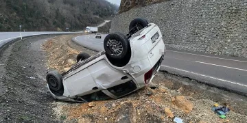 Takla atan otomobilden burunları bile kanamadan çıktılar