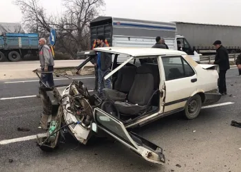 Bursa’da feci kaza: Otomobil ikiye bölündü