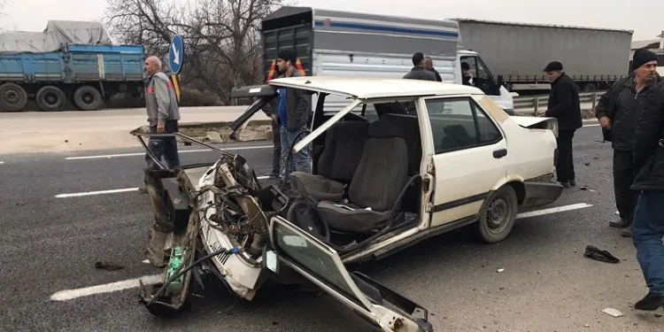 Bursa’da feci kaza: Otomobil ikiye bölündü