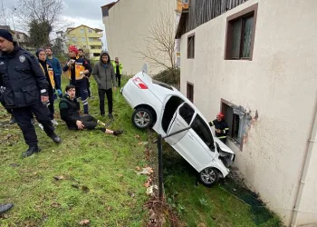 Otomobil bahçeye düştü: 3 yaralı