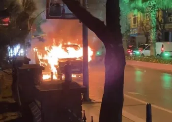 Satış işlemlerini yapacağı araç alev alev yandı