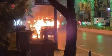 Satış işlemlerini yapacağı araç alev alev yandı