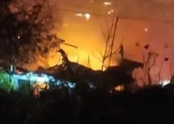 Gecekondu yangını geceyi aydınlattı