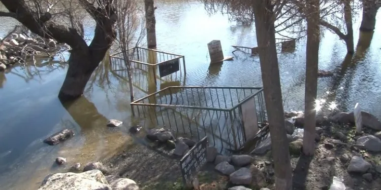 Köy mezarlığı sular altında kaldı
