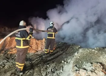 Petrol sahasında çıkan yangın geceyi aydınlattı