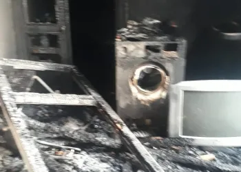 Elektrik kontağından çıkan yangın evi küle çevirdi