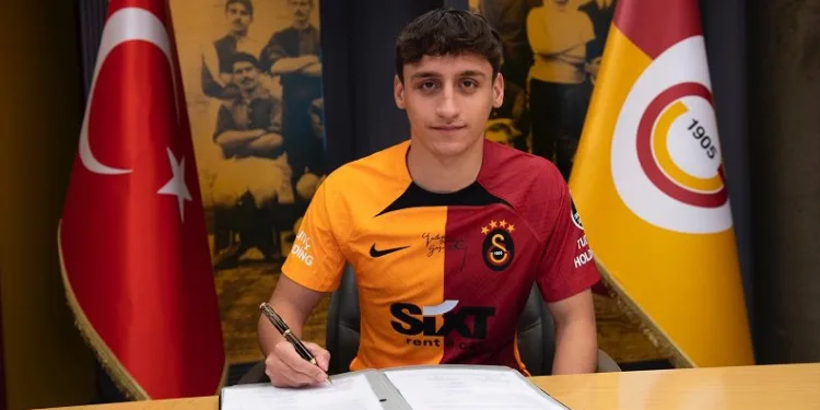 Galatasaray, genç futbolcu Emirhan Kayar ile sözleşme imzaladı