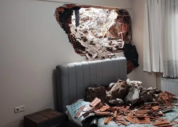 İş makinesi yanlışlıkla evin duvarını deldi