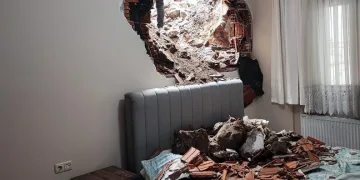 İş makinesi yanlışlıkla evin duvarını deldi