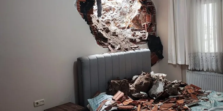 İş makinesi yanlışlıkla evin duvarını deldi