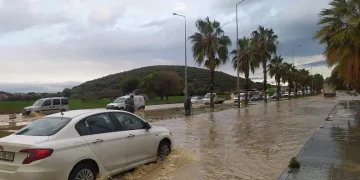 Kuşadası’nda sağanak yağış etkili oldu
