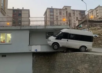 Minibüs sürücüsü balkona uçtu