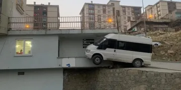 Minibüs sürücüsü balkona uçtu