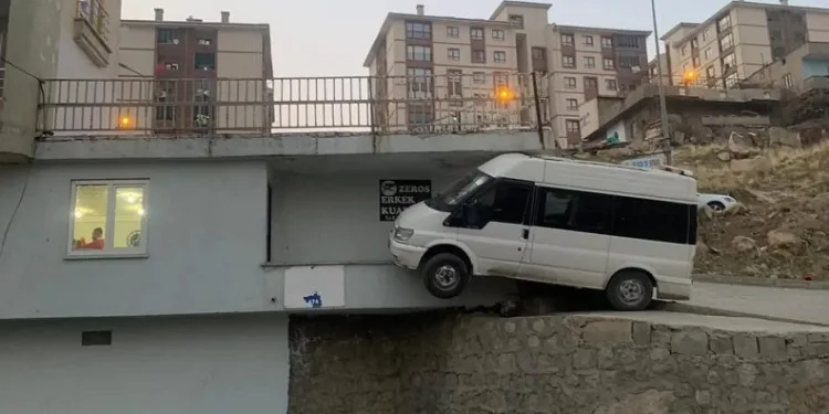 Minibüs sürücüsü balkona uçtu