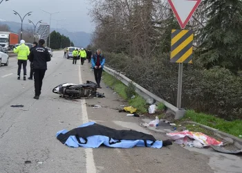 Kamyonet elektrikli bisiklet sürücüsünü öldürdü