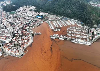 Marmaris’te denizin rengi değişti