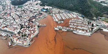 Marmaris’te denizin rengi değişti