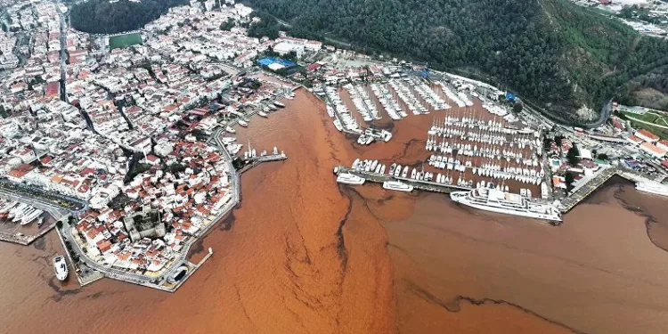 Marmaris’te denizin rengi değişti