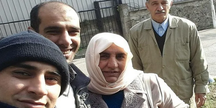 Para için ailesini katletti