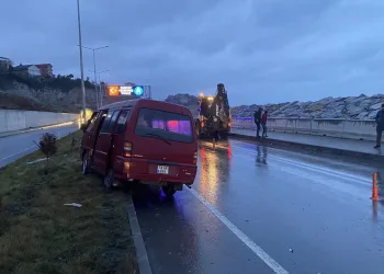 Minibüs iş makinesine arkadan çarptı