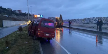 Minibüs iş makinesine arkadan çarptı