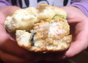 Ekmek arası tavuk içinden tırtıl çıktı iddiası