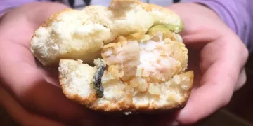 Ekmek arası tavuk içinden tırtıl çıktı iddiası