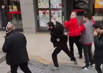 Çalışanlar markete giren hırsızı tokatladı