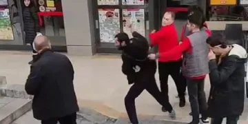 Çalışanlar markete giren hırsızı tokatladı