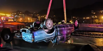 Otomobil dereye düştü : 1ölü, 1yaralı